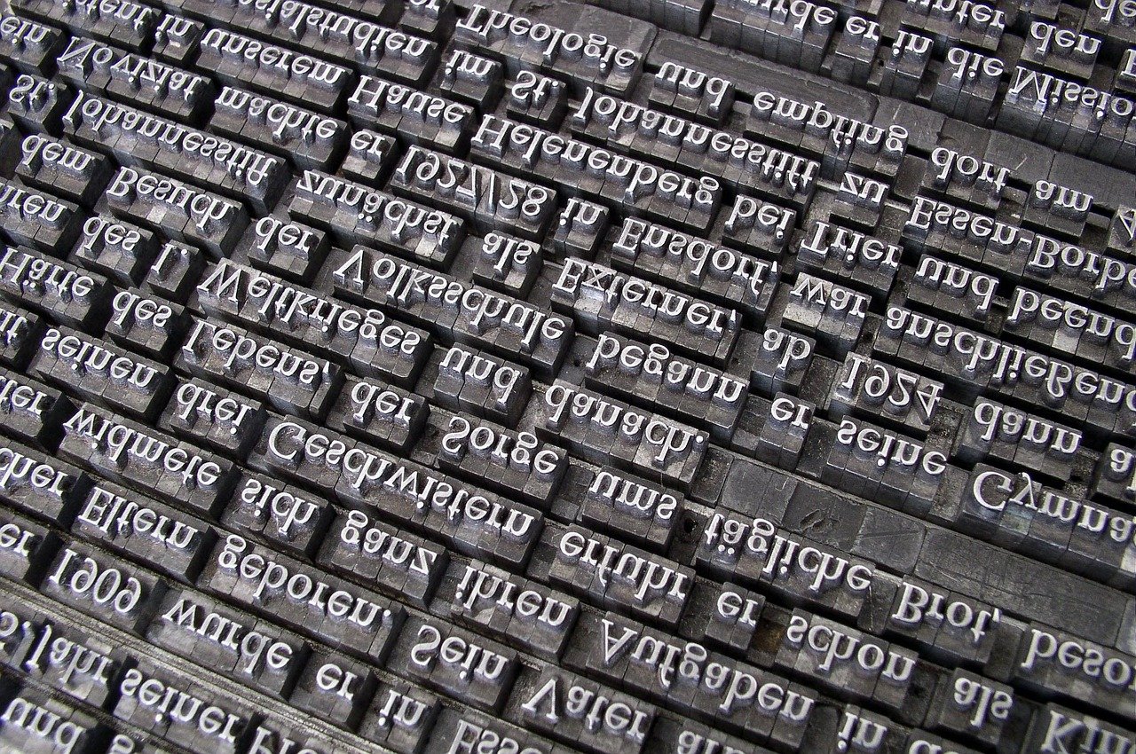 Casseau de caractères en plomb : des lettres mobiles assemblées ligne à ligne pour former un texte
